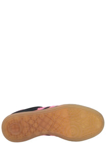 Adidas women’s sneaker muenchen black with pink accents and gum rubber sole for casual wear
