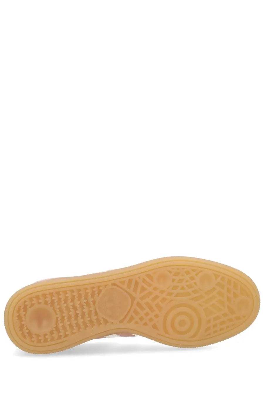 The gum-colored rubber sole of the adidas women’s sneaker muenchen blue features an intricate geometric tread pattern