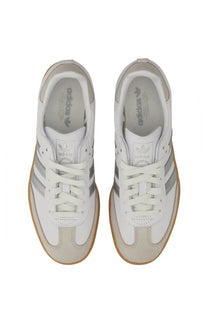 Adidas women’s sneaker Samba white with silver stripes and gum rubber soles in a classic low-top design