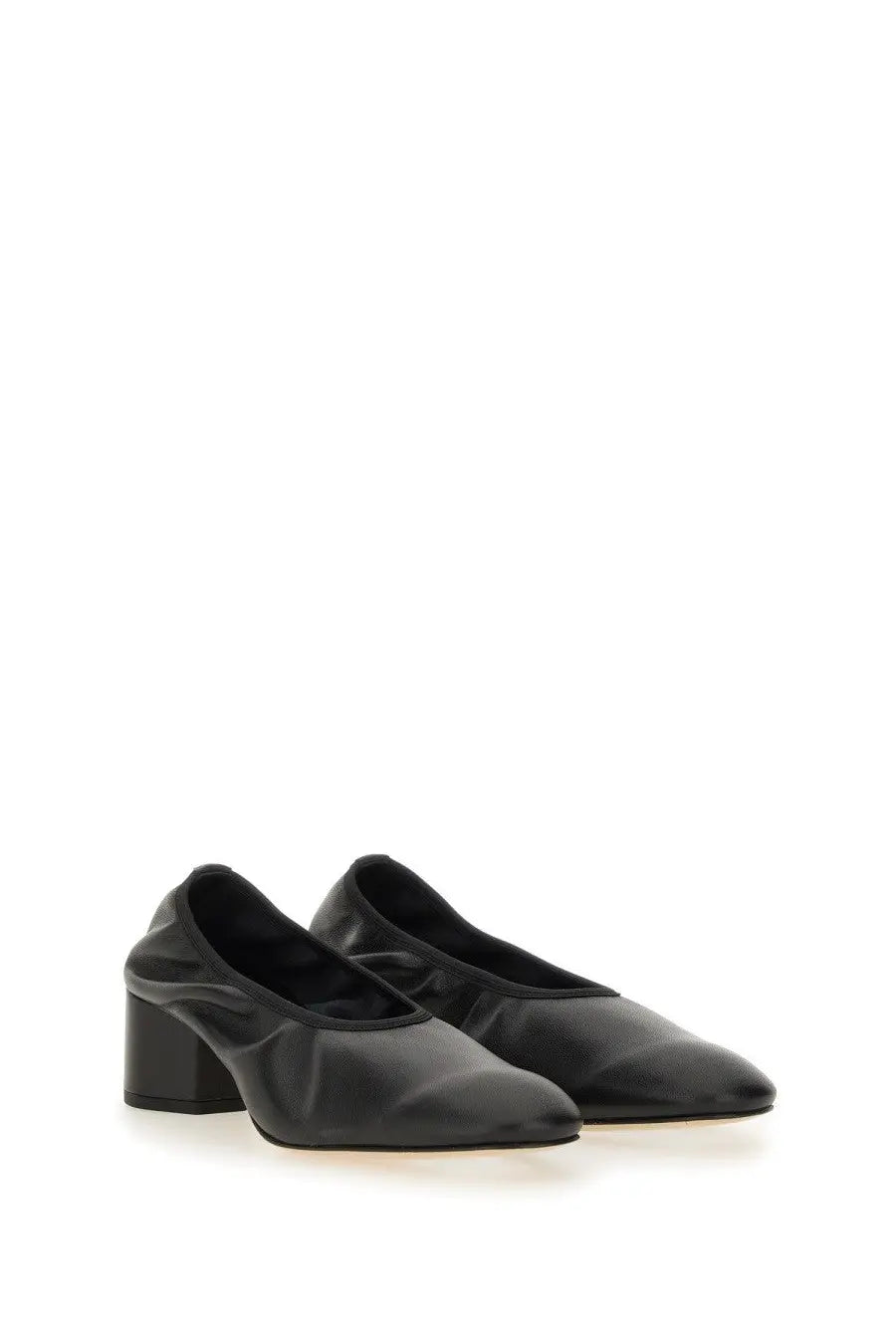 Aeyde women’s pump Gemma black black leather pumps with sleek pointed toe and modest block heel
