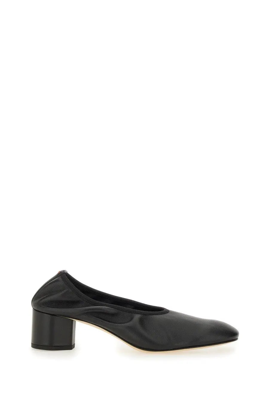 Aeyde women’s pump Gemma black patent leather with block heel and pointed toe for stylish wear