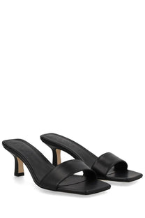 Aeyde women’s sandalo Gilly con tacco black black leather mules with square toe and thin heel