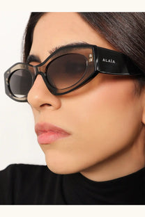 Black alaia women’s acetate cat-eye sunglasses with gradient lenses and grey frames front view