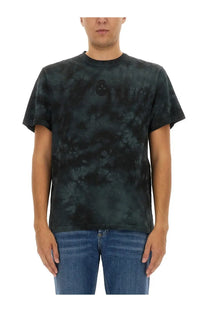 Alexander McQueen men’s dark green tie-dye cotton jersey shirt with small black skull logo on the chest