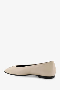 Beige leather ballet flat with rounded toe and black sole from Alohas women’s Katia leather ballerinas white collection