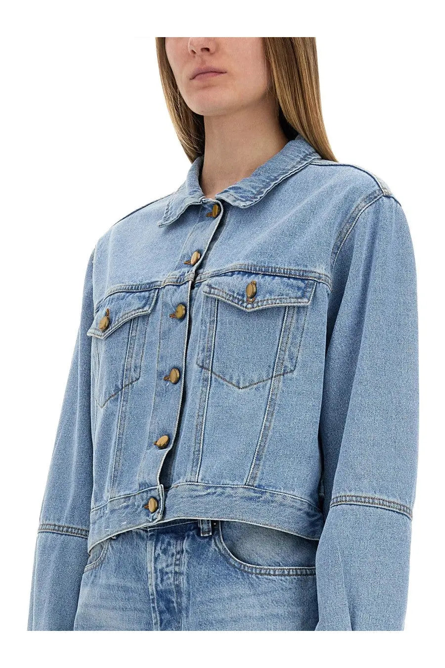 Alysi women’s light-wash denim cropped jacket with brown buttons and classic chest pockets in blue