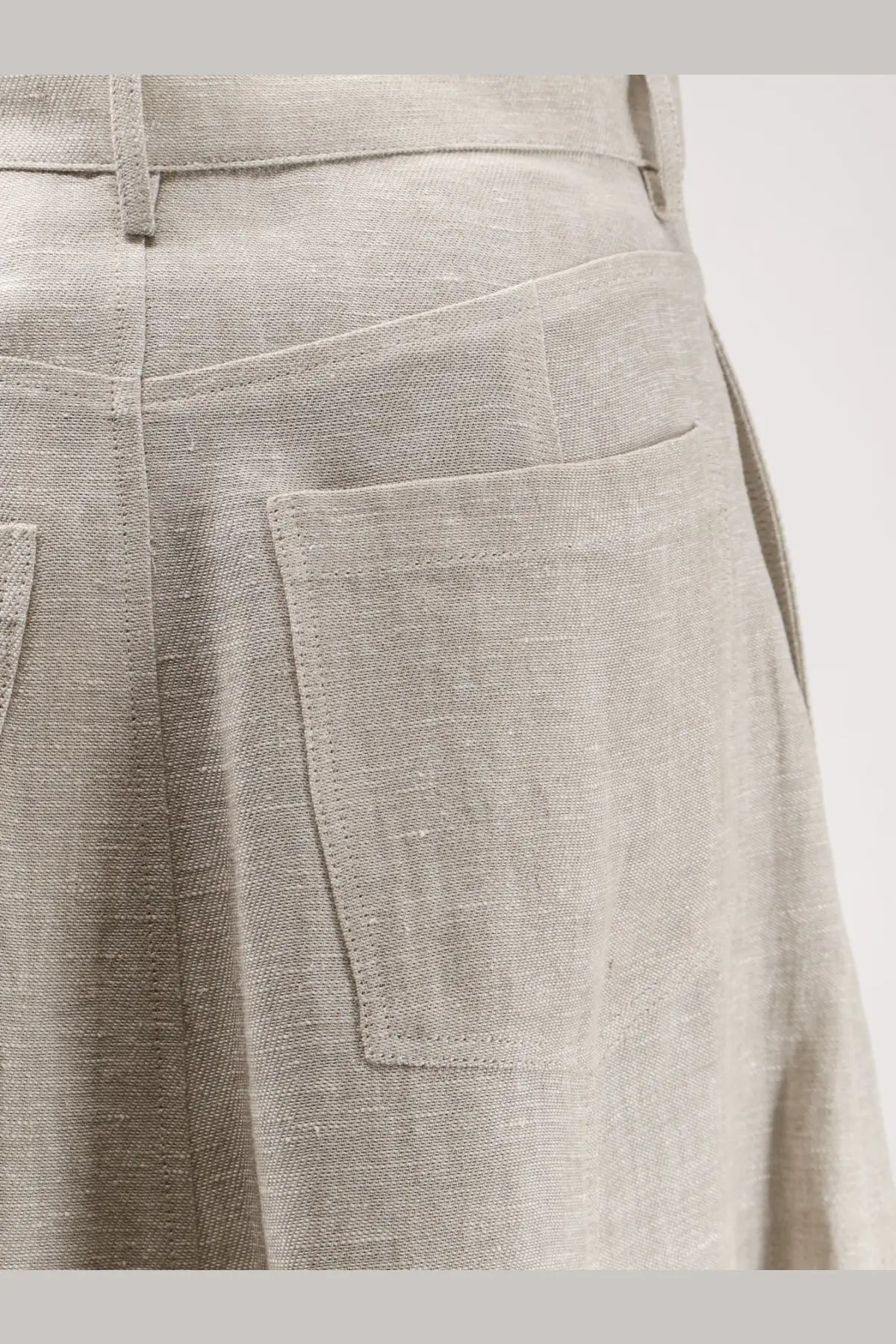 Alysi women’s light gray linen trousers with subtle woven texture and neatly stitched pockets visible on the back side