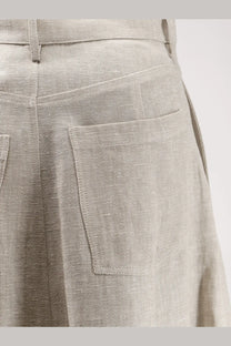 Alysi women’s light gray linen trousers with subtle woven texture and neatly stitched pockets visible on the back side
