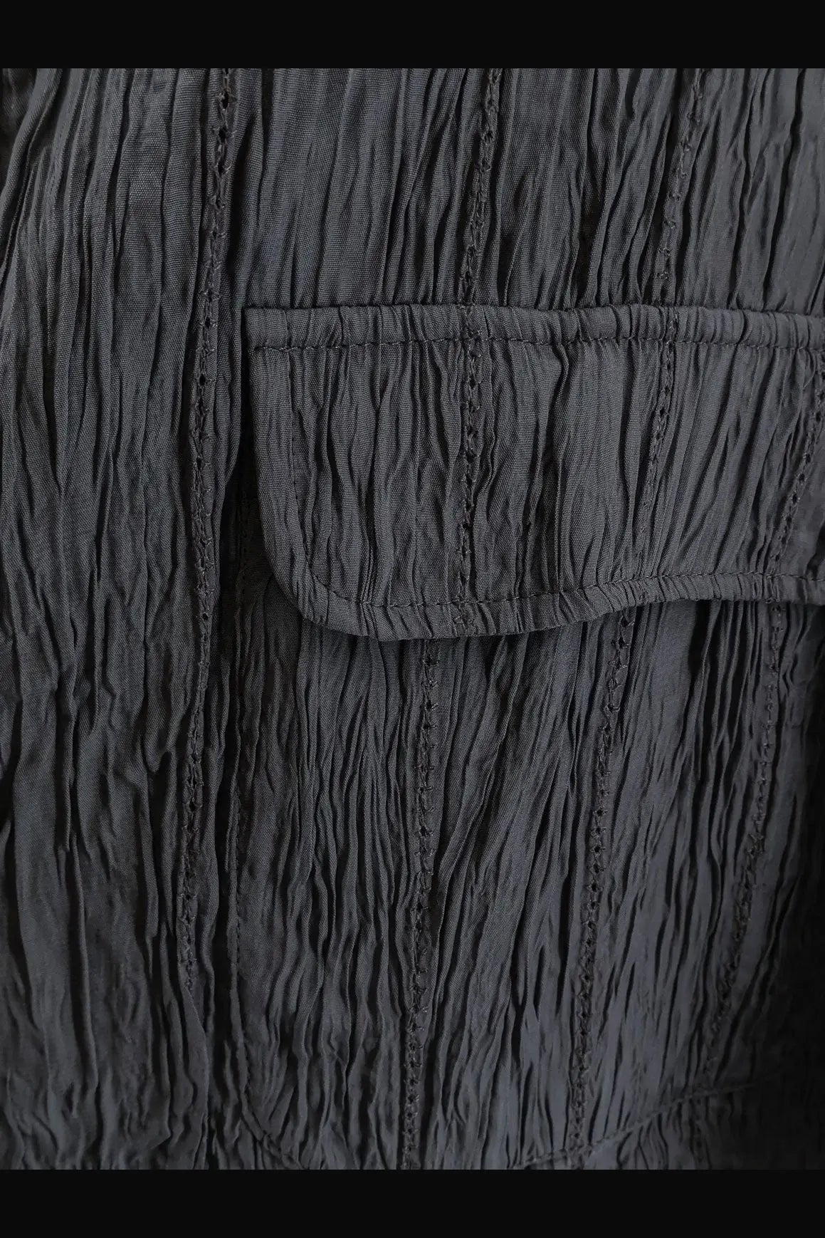 Alysi women’s wrinkled blazer liquirizia in dark gray crinkled fabric with stitched pocket and seam detailing