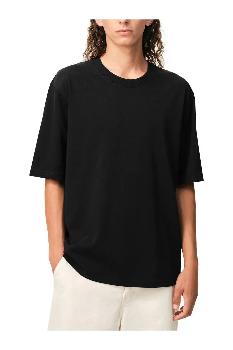 Ami Paris men’s black oversized crewneck t-shirt with relaxed fit and short sleeves made of soft cotton