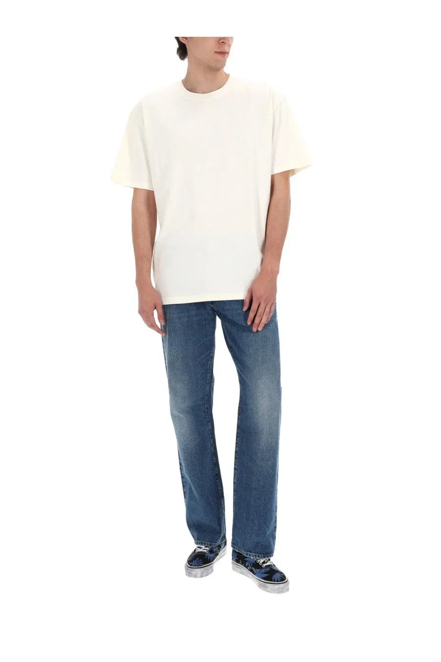 A cream-colored oversized crew-neck t-shirt with relaxed fit paired with Amish Supplies men’s jeans James wash crinkle blue