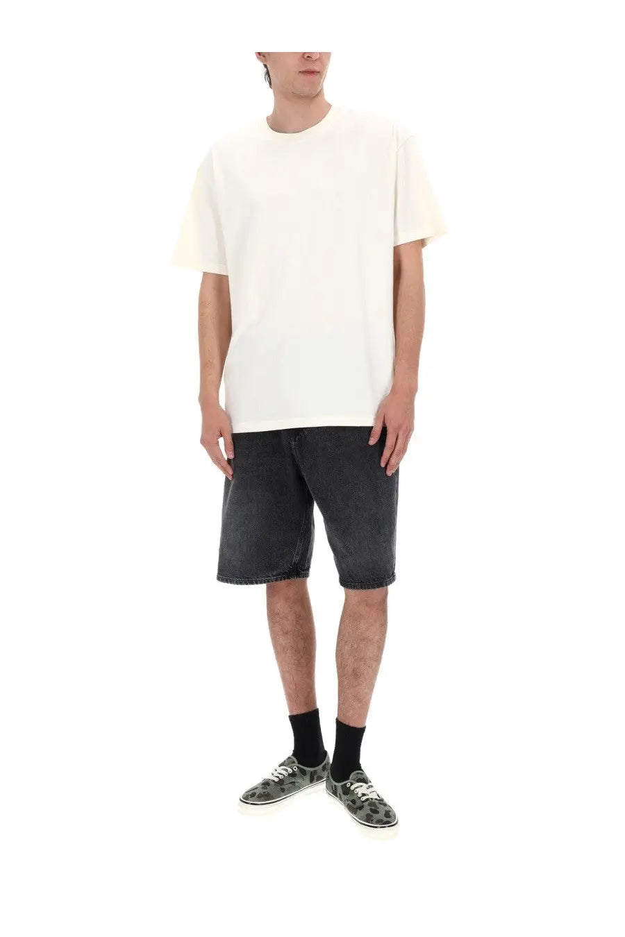 Off-white cotton t-shirt with relaxed fit and crew neckline shown with amish supplies men’s shorts tommy black