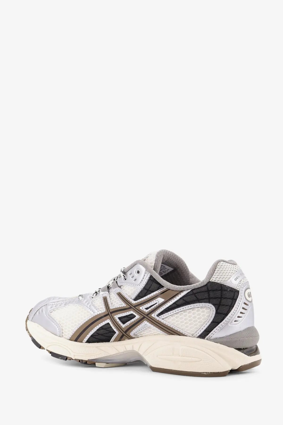 Asics men’s gel nimbus low top mesh sneakers in white and black with beige accents and bold striped design