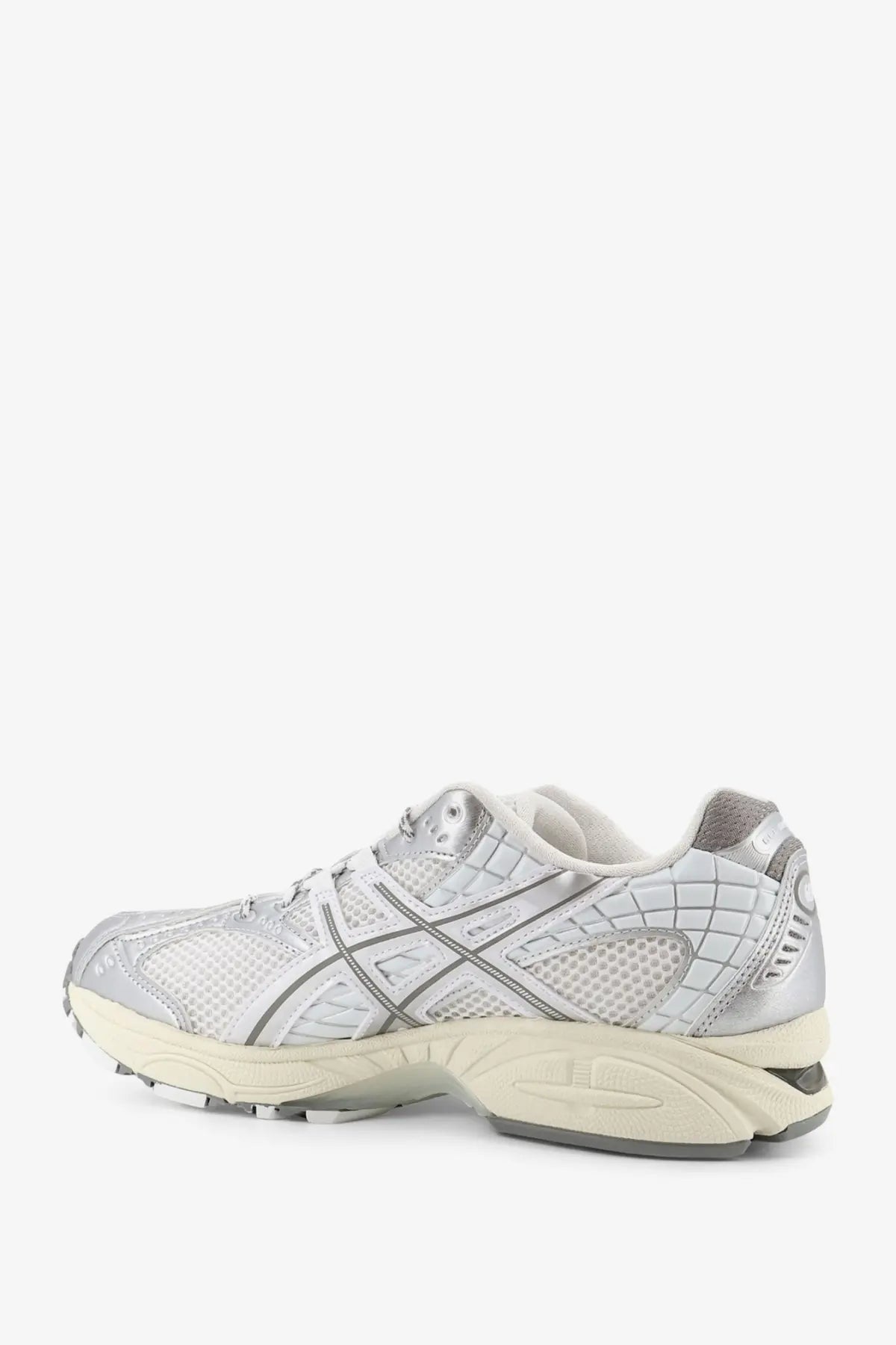 Asics men’s gel nimbus white running shoe with silver mesh and synthetic overlays and textured grid pattern