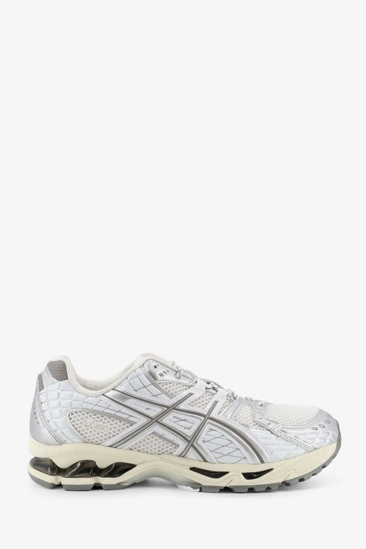Asics men’s gel nimbus running shoe in white and silver with quilted mesh upper and gel cushioning sole