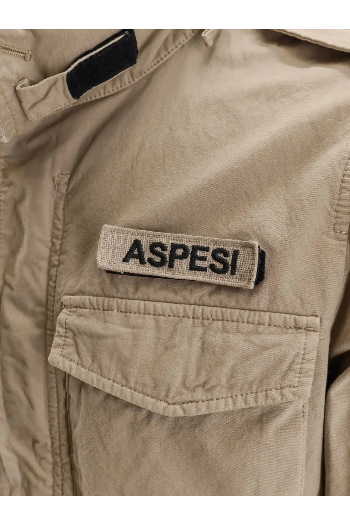 Beige aspesi brand patch on the front of a khaki cotton minifield jacket for men