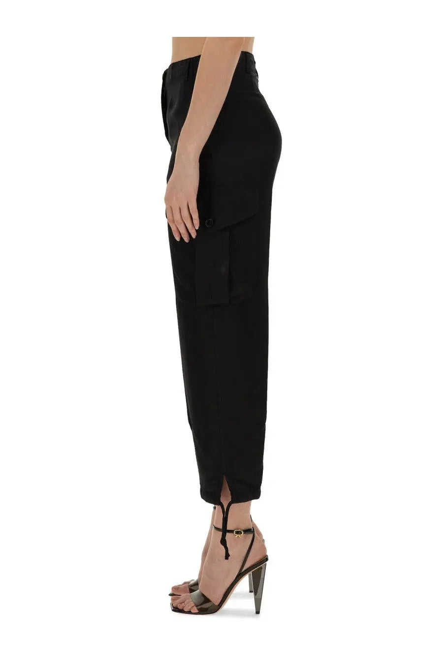 Aspesi women’s black high-waisted cargo pants with sleek tapered fit and functional side pockets