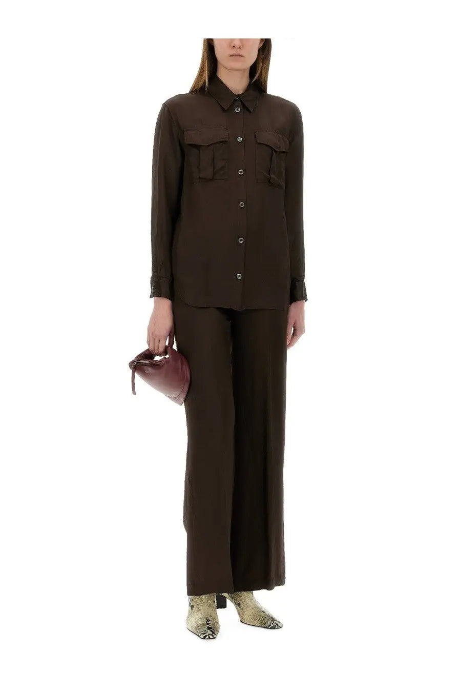 Aspesi women’s shirt mod5489 in brown features a sleek dark satin fabric with buttoned chest pockets and classic collar