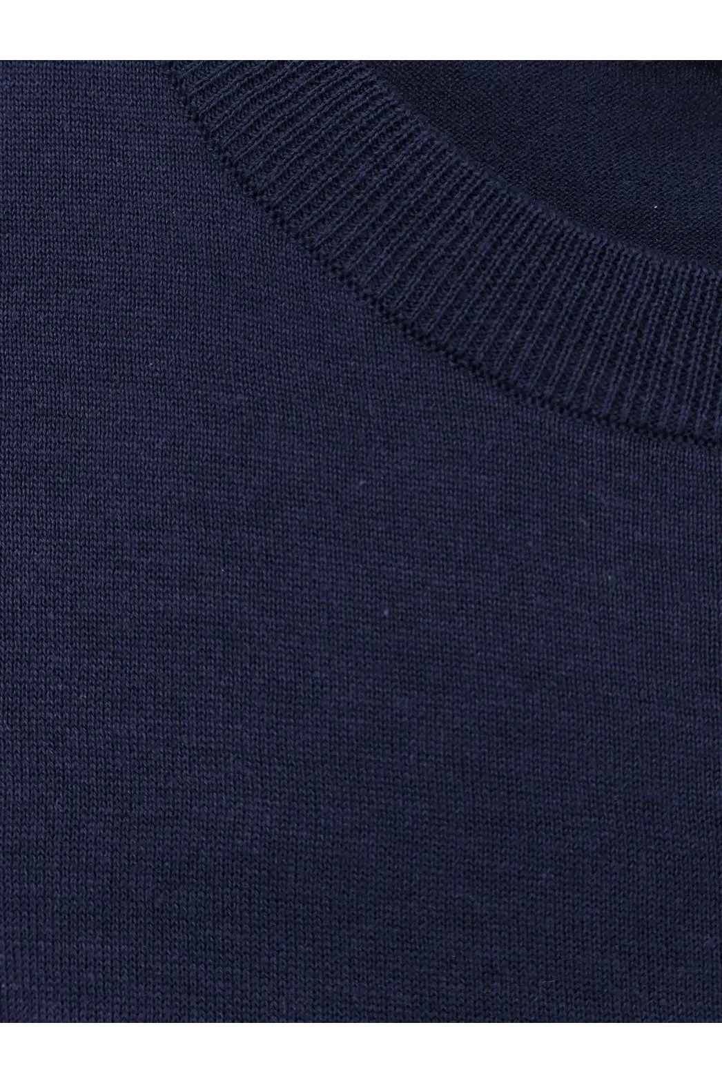 Navy blue ribbed knit neckline of aspesi women’s silk and linen sweater showcasing premium texture and design