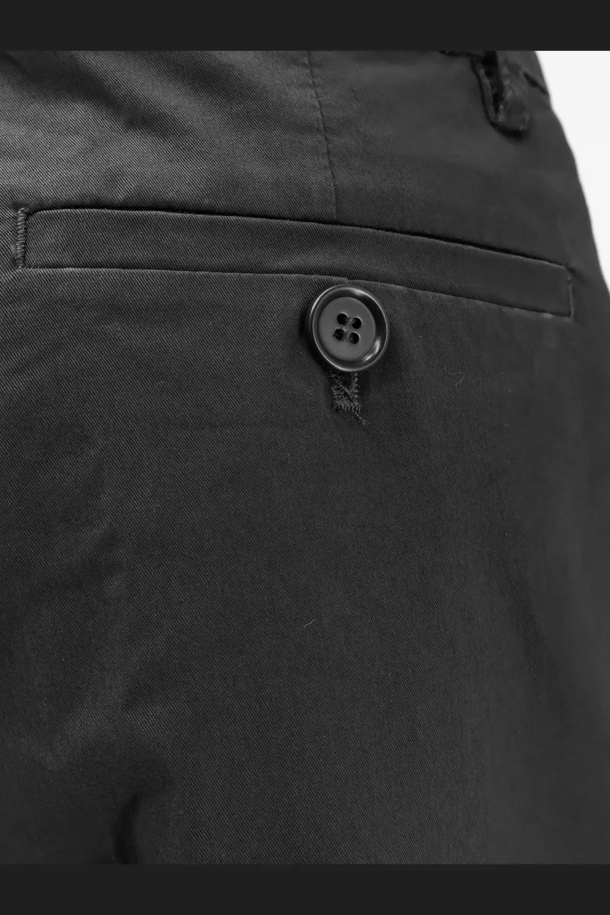 Black button detail on the back pocket of aspesi women’s stretch cotton trousers in black fabric