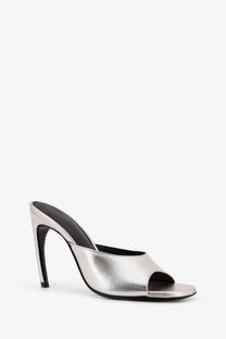 The attico women’s laminated leather betta sandals silver feature a silver metallic mule heel with a black insole