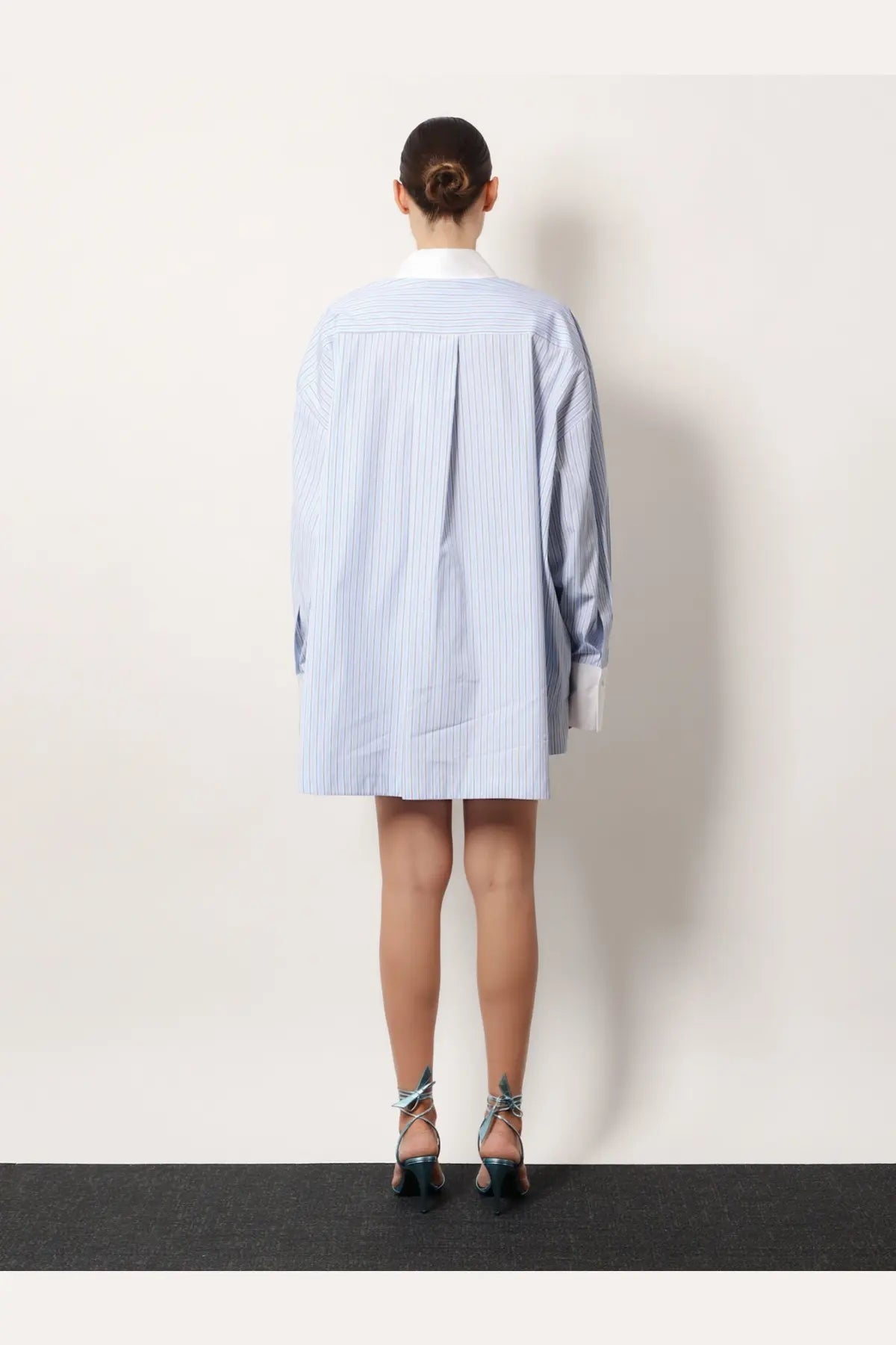 The attico women’s oversize striped cotton shirt dress in light blue and white with long sleeves and classic collar