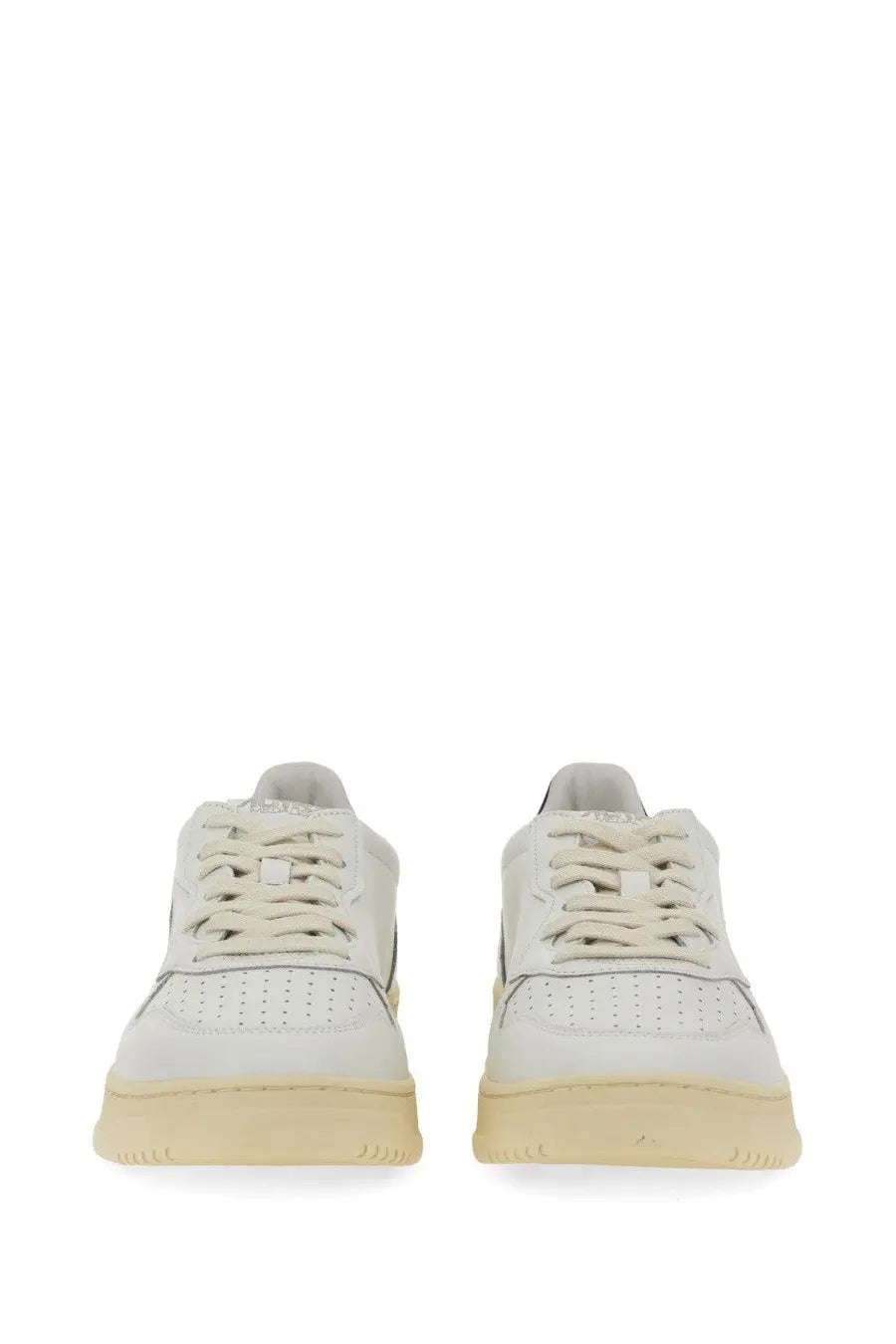 Autry men’s medalist low sneaker in cream leather with perforated detailing and matching rubber sole