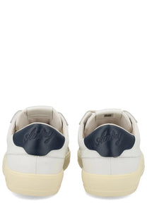 White leather autry men’s windscape low sneakers with navy blue heel tabs featuring souray logo cursive script
