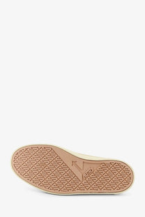 Beige rubber sole with geometric tread pattern and embossed vury logo on autry men’s windscape canvas sneakers white
