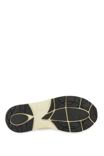 Black and cream-colored rubber sole with geometric tread on autry women’s hyperway sneaker white