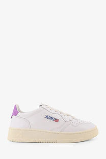 Autry women’s medalist low leather sneakers in white with purple heel tab cream rubber sole and autry logo patch
