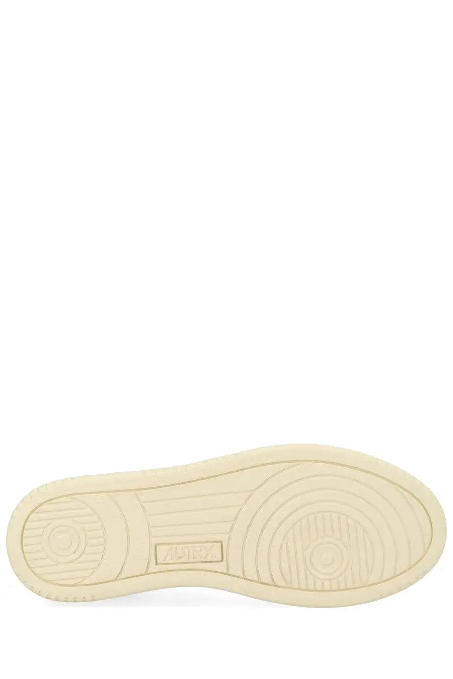 Cream-colored rubber sole with circular tread and subtle autry logo on the heel of women’s medalist low sneaker white