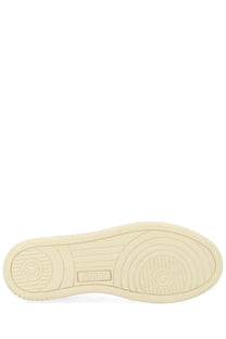 Cream-colored rubber sole with circular tread and subtle autry logo on the heel of women’s medalist low sneaker white