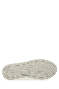White rubber sole with circular tread patterns and subtle aurora logo on autry women’s medalist low sneaker white
