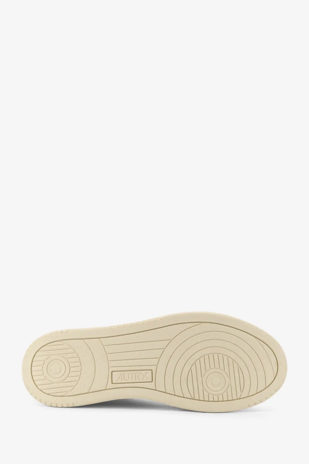 Beige rubber sole with concentric tread and lumx logo on autry women’s super vintage low top white leather sneakers