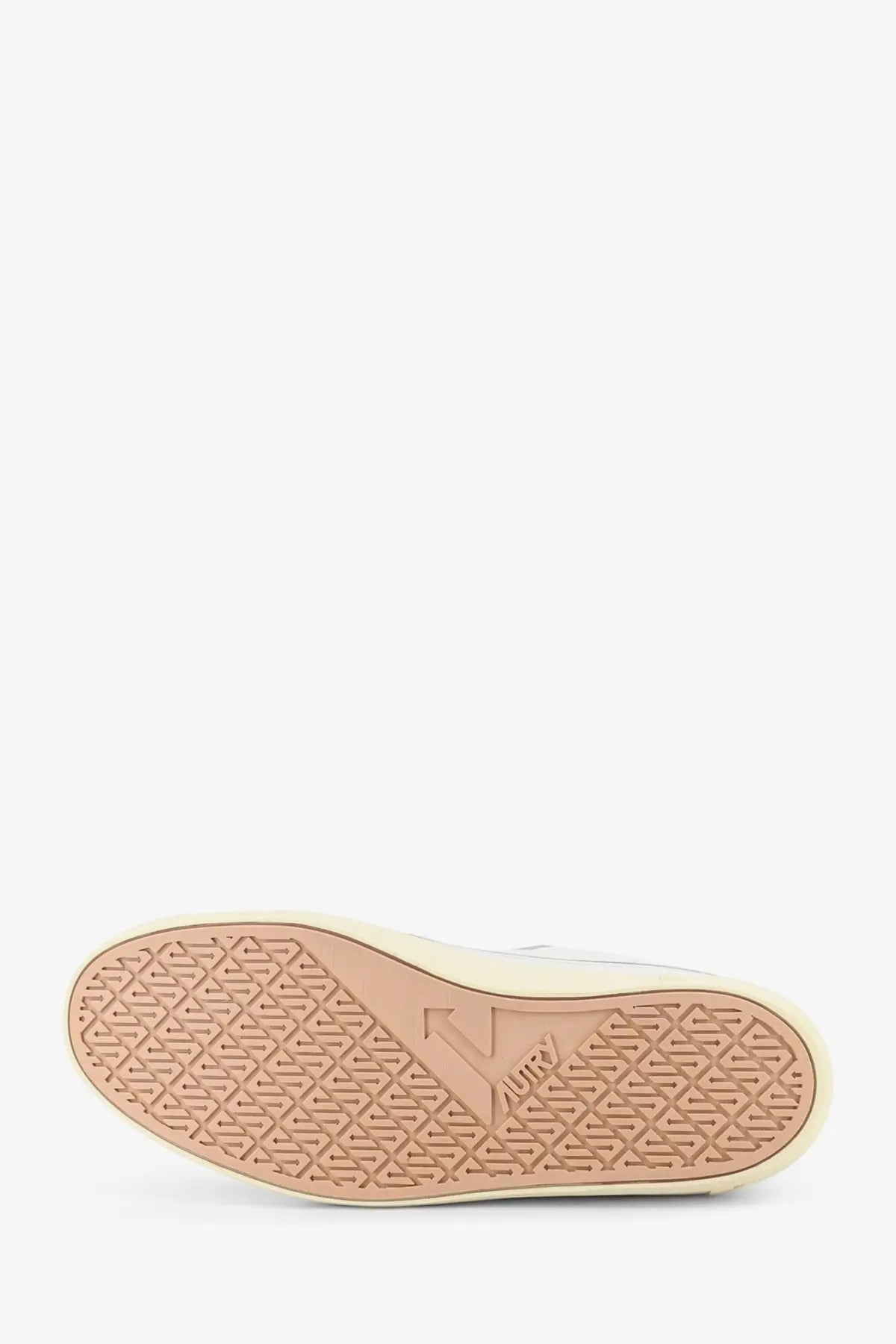 Beige rubber sole with geometric tread pattern and embossed vulca logo on autry women’s windscape black leather sneakers