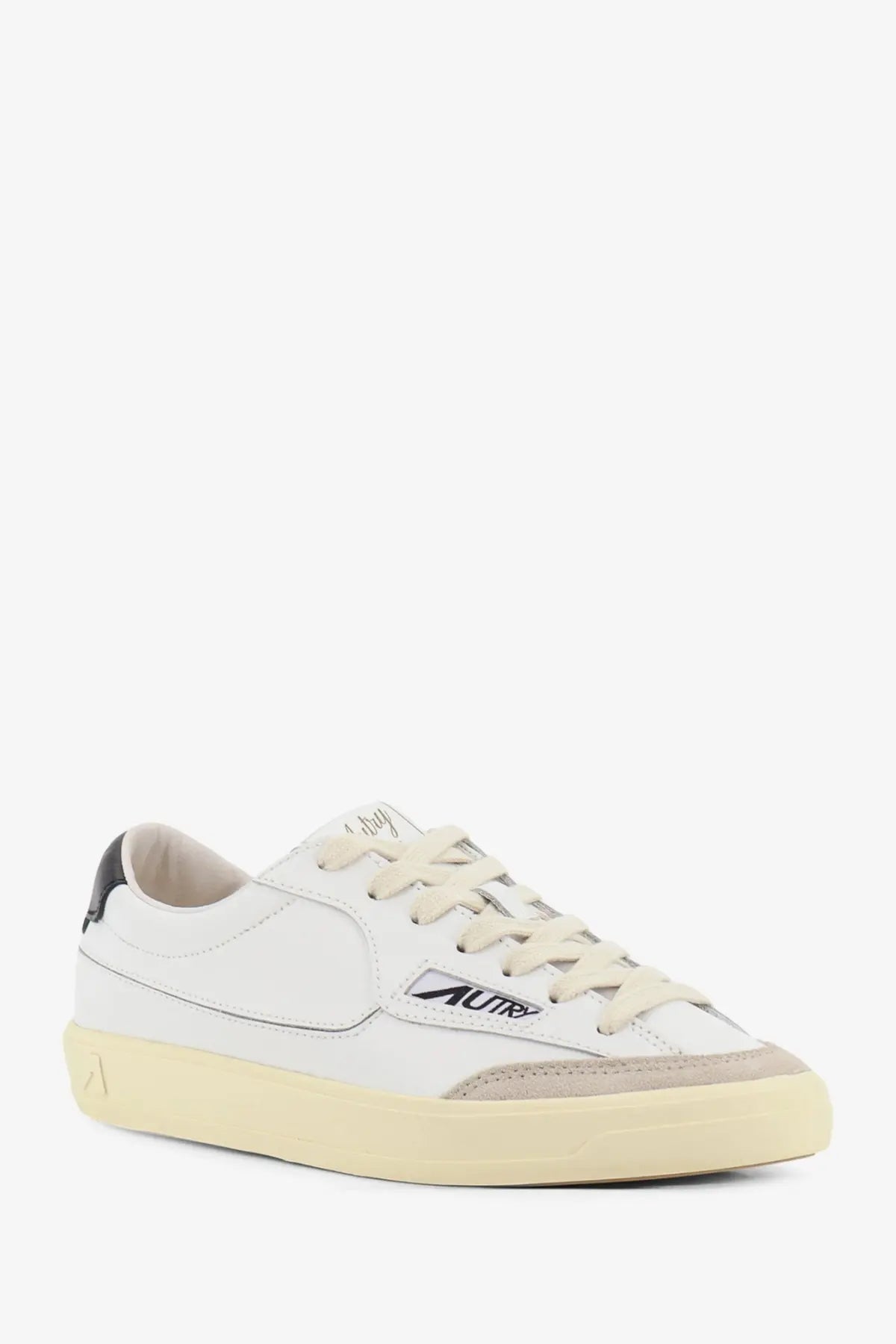 Autry women’s windscape leather sneakers in white leather with beige accents and cream rubber sole with autra logo