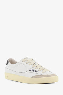 Autry women’s windscape leather sneakers in white leather with beige accents and cream rubber sole with autra logo