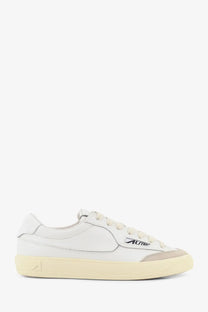 Autry women’s windscape leather sneakers in white with beige rubber sole and subtle gray accent on the toe