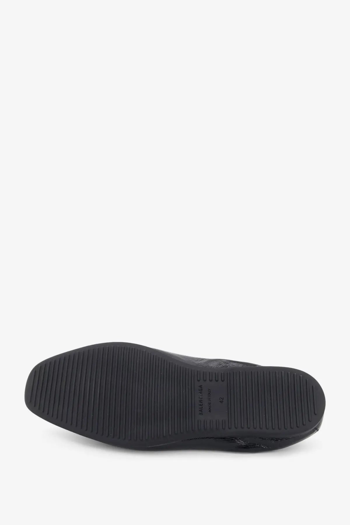 Black rubber sole with textured grip and embossed balenciaga label on balenciaga men’s palermo bb leather loafers black