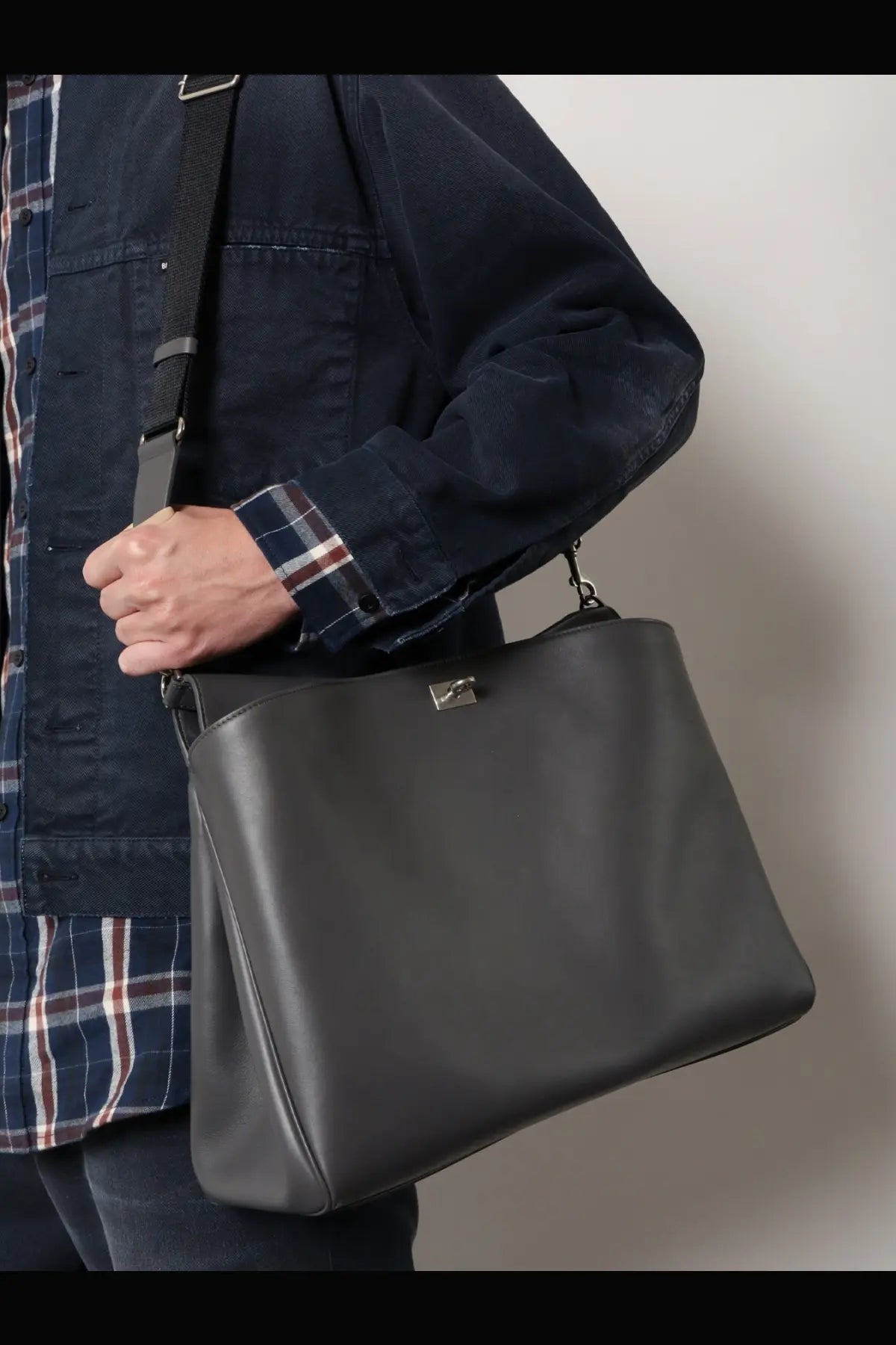 Balenciaga men’s rodeo messenger leather crossbody bag in black with silver-toned metal clasp