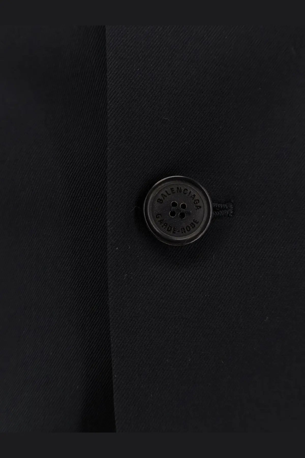 Black circular button engraved with balenciaga and cabas-robe on balenciaga men’s black wool blazer