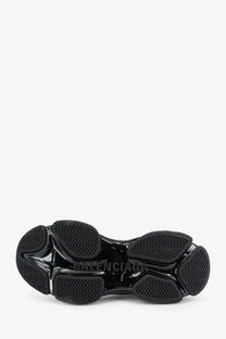 Black glossy rubber sole with chunky sculpted design and herringbone tread on balenciaga men’s triple s2 gradient mesh sneakers