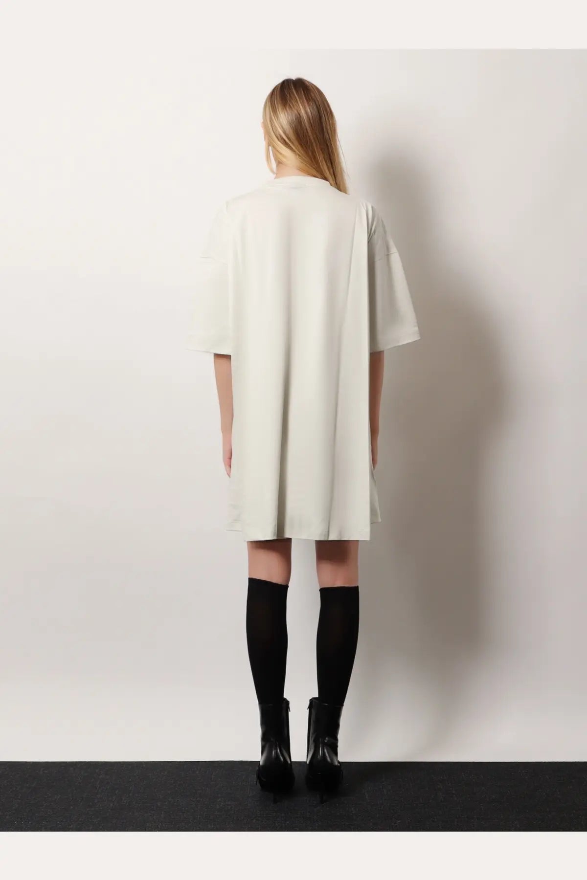 Balenciaga women’s off-white cotton jersey oversized t-shirt dress with short sleeves and a relaxed silhouette