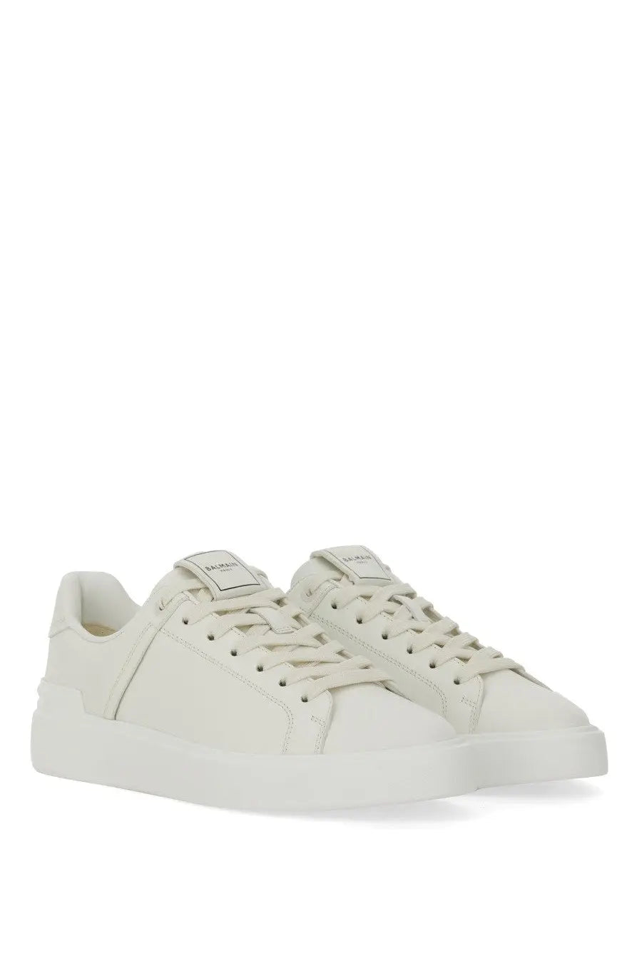 Balmain women’s sneaker court white cream-colored with sleek minimalist design and smooth leather upper