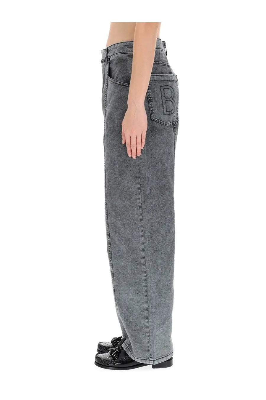 Back view of baum und pferdgarten women’s grey wide-leg denim jeans with an embroidered b on the back pocket