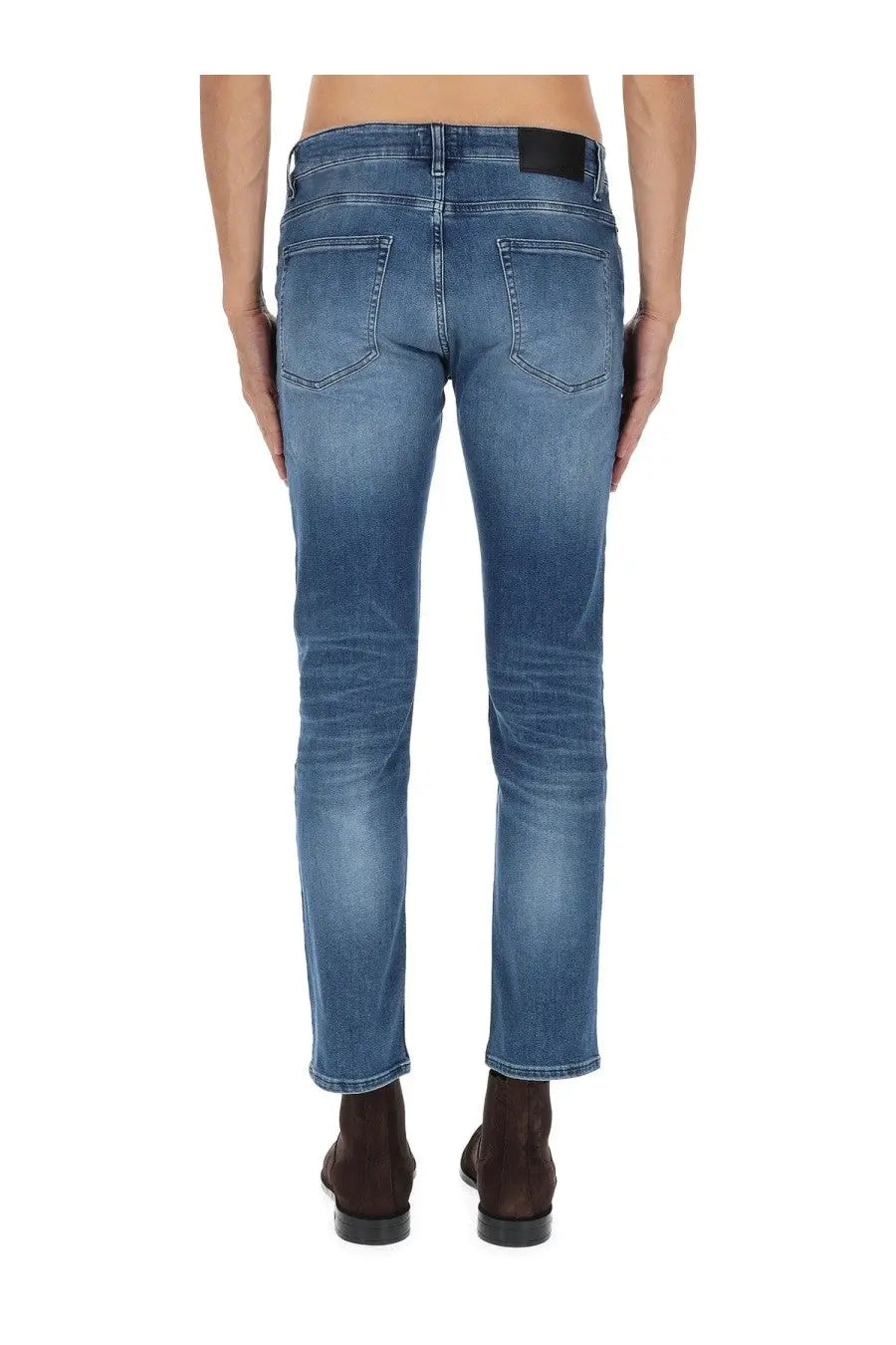 Back side of boss men’s delaware slim fit blue denim jeans with faded wash two back pockets and black brand label