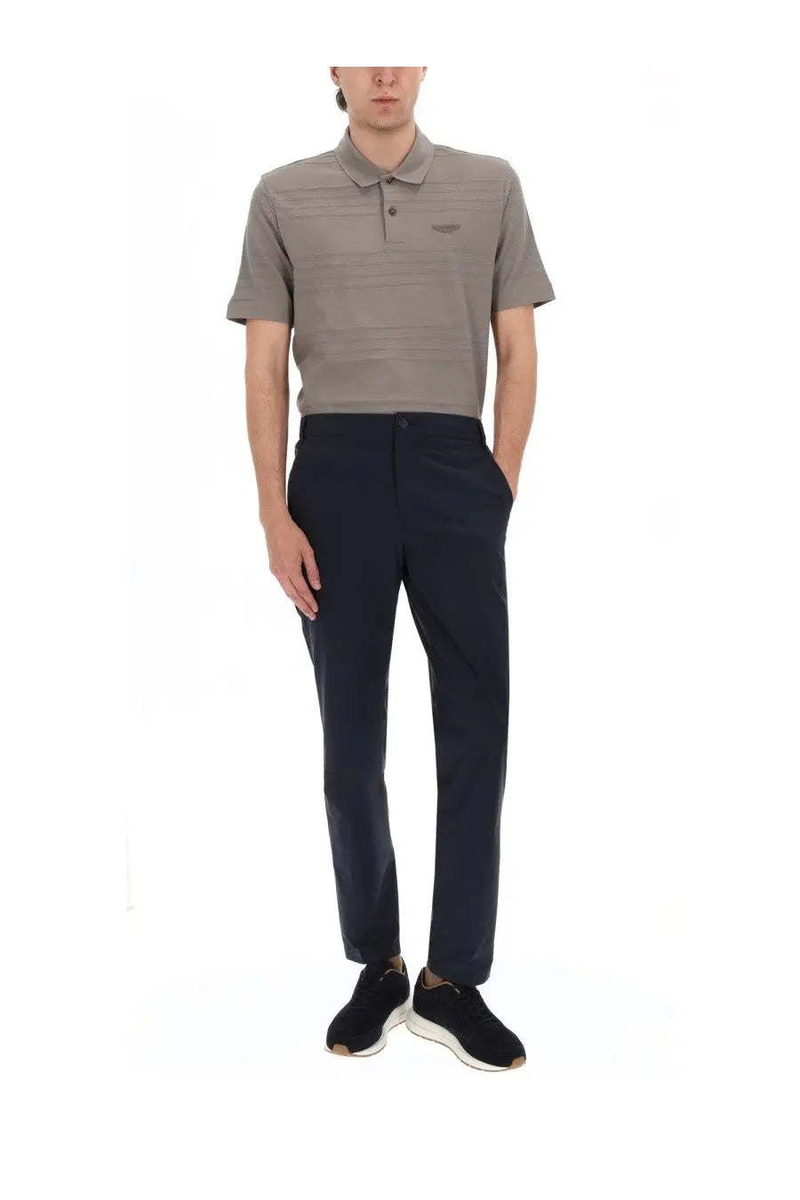 A man wearing a gray textured polo shirt and BOSS men’s pantalone regular fit blue dark navy trousers