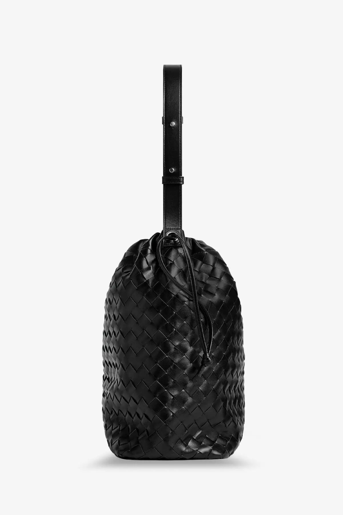Bottega Veneta men’s black leather woven bucket bag with drawstring closure and top handle for shoulder carry