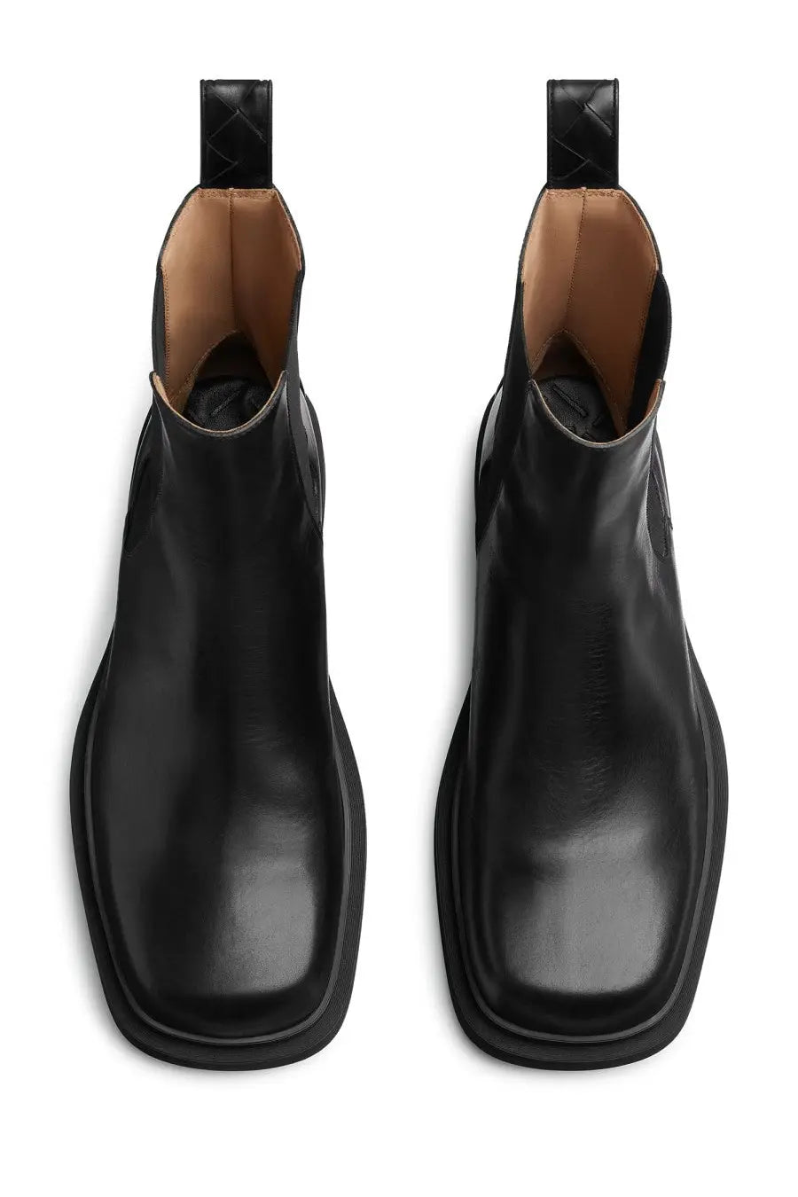 Bottega Veneta men’s Chelsea boot Ben black in black patent leather with square toe and braided pull tabs